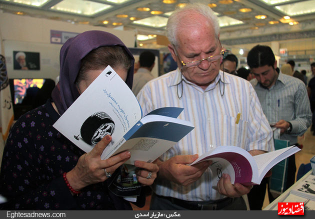 گزارش تصویری از غرفه انتشارات دنیای‌ اقتصاد در نمایشگاه کتاب تهران