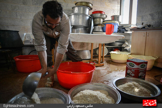 تهیه غذای نذری در شرق تهران (گزارش تصویری)