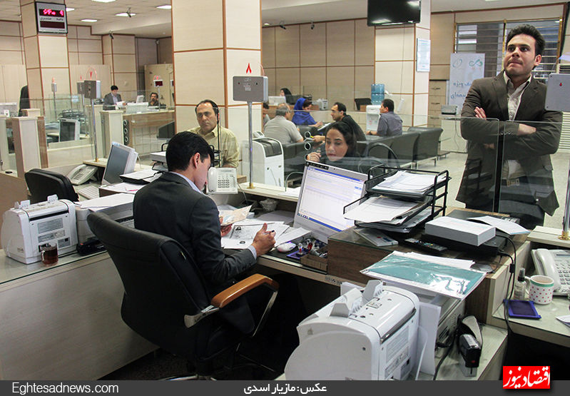 ارزیابی رفتار ارزی جدید بانک‌ها/آیا بانک‌ها می‌توانند دلارهای مردم را جذب کنند؟ / معاون پیشین بانک مرکزی:بانک‌ها عجله نکنند