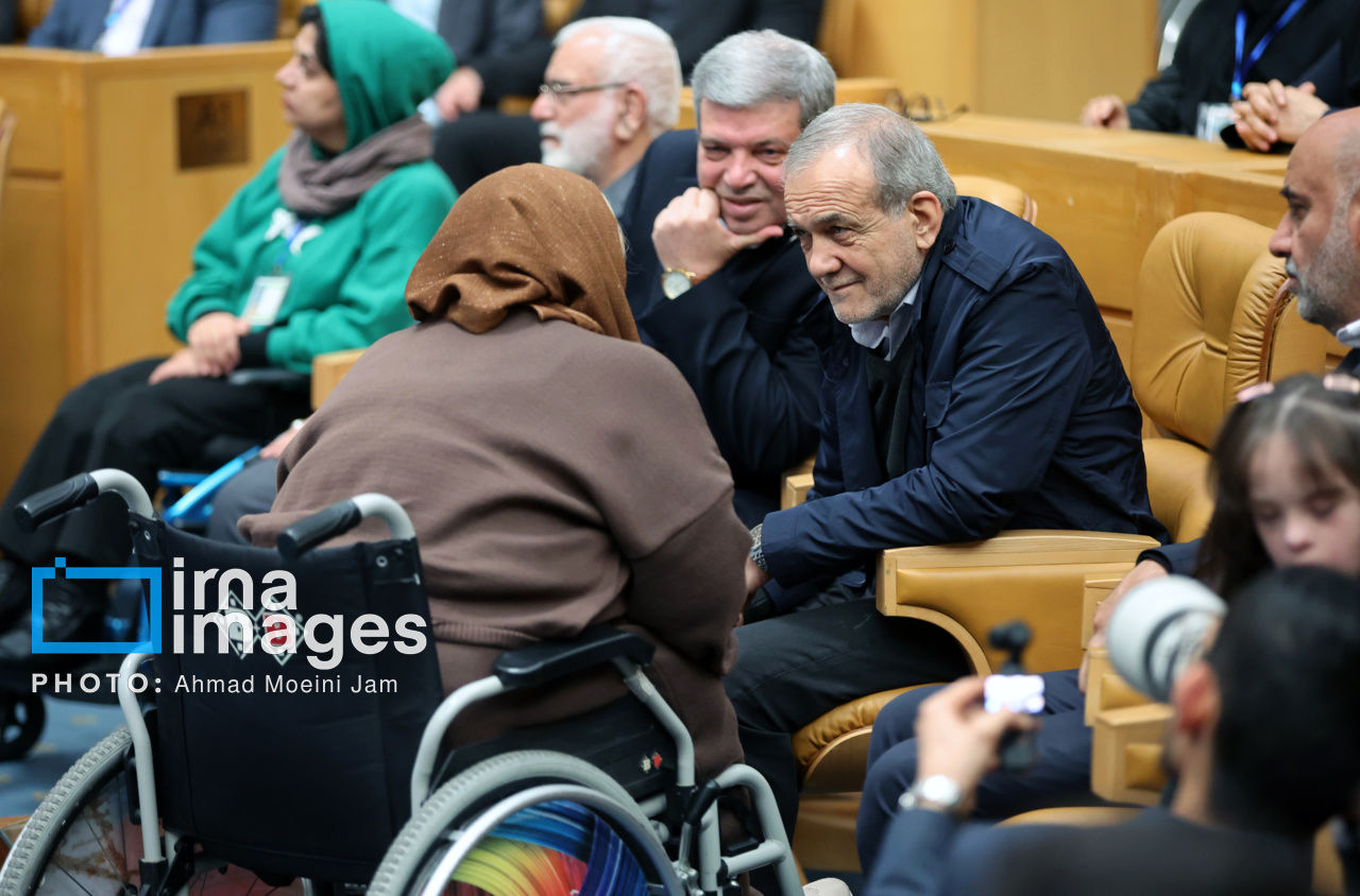 تصاویر | خوش‌وبش پزشکیان با افراد کم‌توان