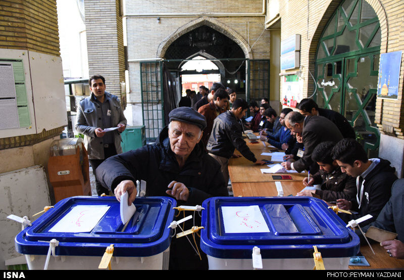 55 میلیون ایرانی در آزمون انتخابات / مقام معظم رهبری و سران قوا در نخستین ساعات رای دادند