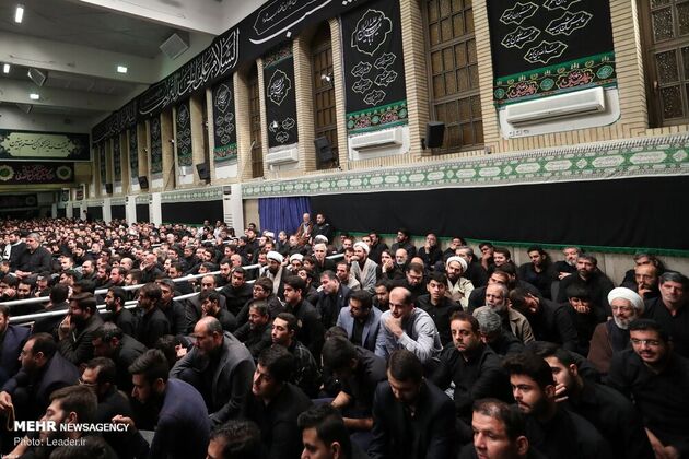 عزاداری شب عاشورا در حسینیه امام خمینی با حضور رهبری، قاسم سلیمانی، مقتدی صدر، احمدی‌نژاد