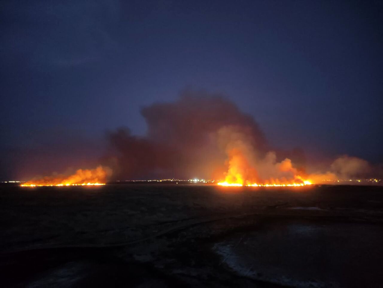 آخرین وضعیت حریق در تالاب میقان اراک / زبانه‌های آتش در حال گسترش است