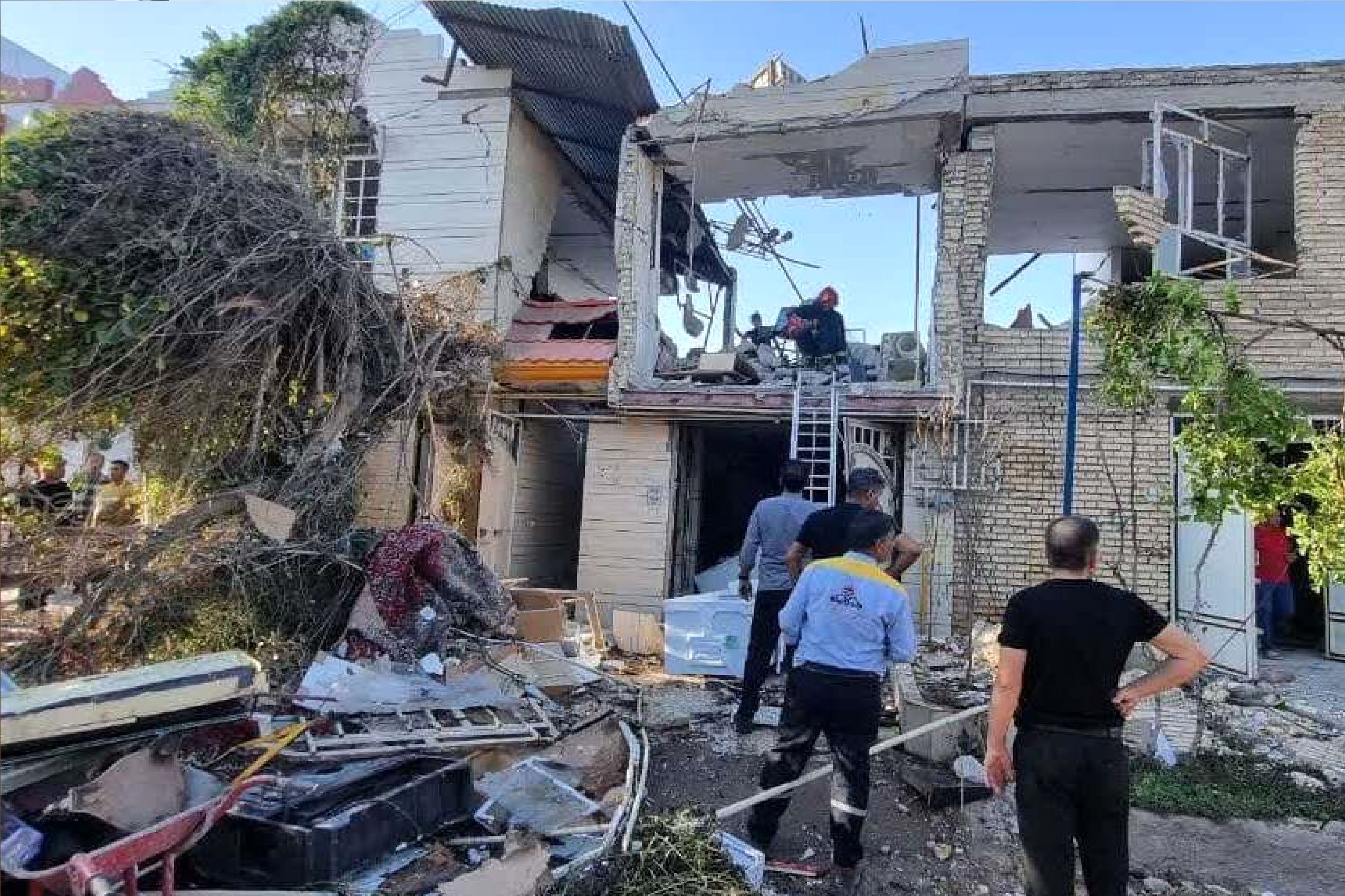 تصویری از کودک حادثه دیده در انفجار دیروز بندرعباس/ هویت جانباختگان اعلام شد + جزئیات