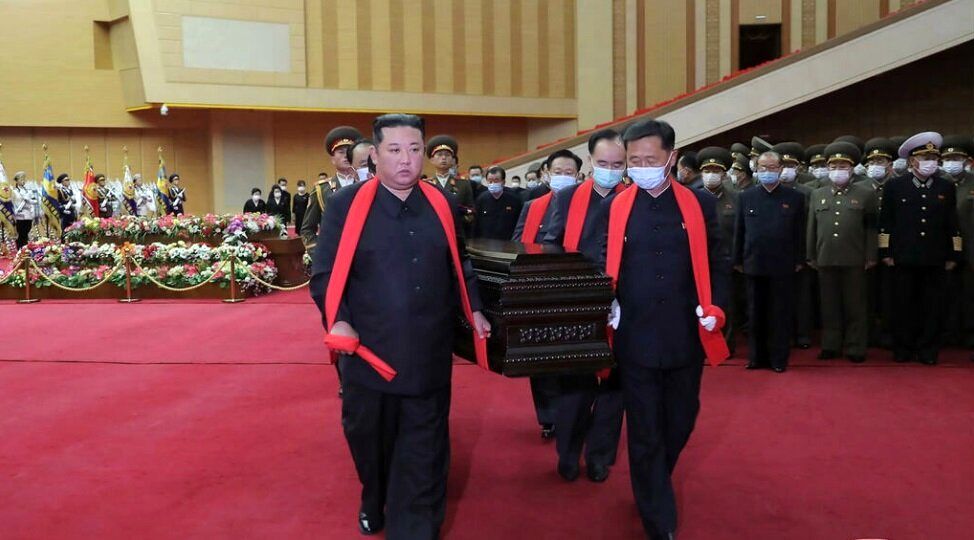 اقدام ویژه رهبر کره شمالی در مراسم تشییع جنازه یک افسر ارتش+ عکس