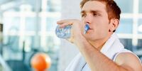 نوشیدن آب ریسک ابتلا به این بیماری ها را کاهش می هد+اینفوگرافی