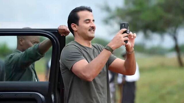 تیپ جالب امیر قطر در آفریقا / مدل گوشی و کتونی های شیخ تمیم جنجالی شد + تصاویر 2