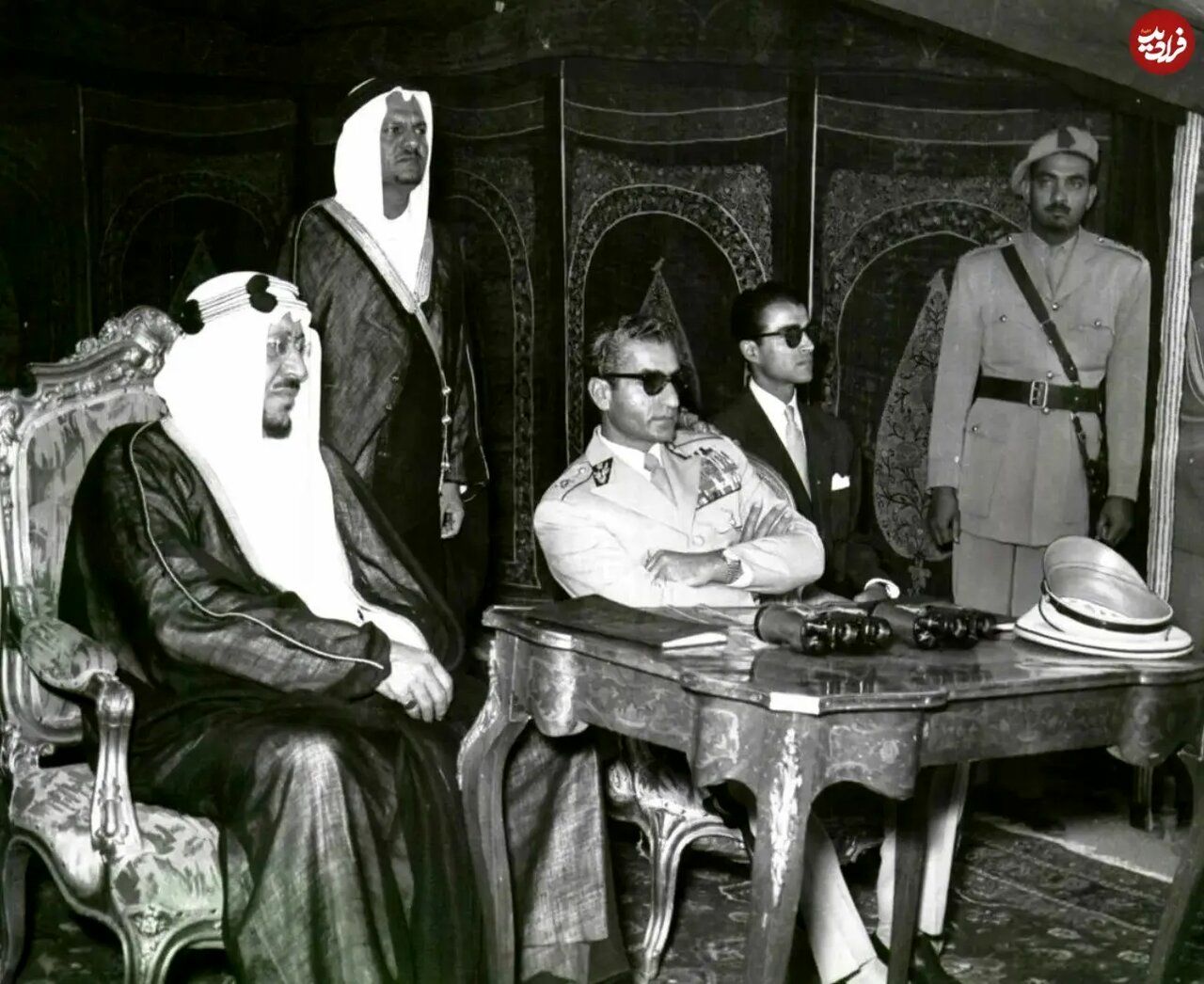 عکس | تصویری از محمدرضا پهلوی با لباس نظامی در چادر پادشاه عربستان در سال ۱۳۳۵