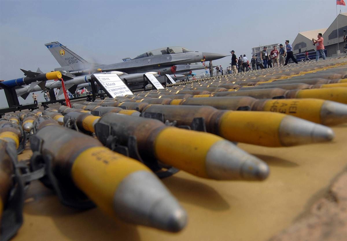 بازار داغ تجارت نظامی در سال گذشته/ بزرگترین واردکننده سلاح بیخ گوش ایران