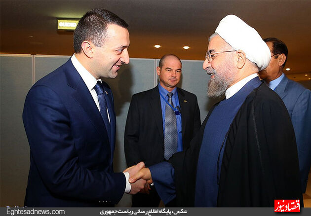 روحانی با چه کسانی دست داد؟ / این گزارش در حال تکمیل شدن است