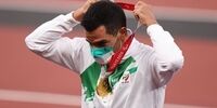 تقدیم مدال طلای جهانی پرتاب نیزه به رئیس جمهور شهید 