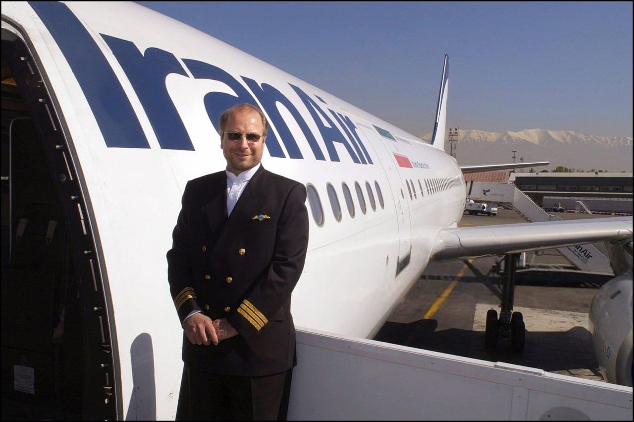 عکس | تصویر تبلیغاتی قالیباف با لباس فرم خلبانی در کنار هواپیمای ایرباس ایران‌ایر در انتخابات ریاست جمهوری ۸۴