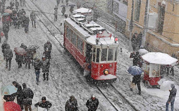 ترافیک بی سابقه در استانبول/ کولاک برف خیابان ها را قفل کرد+ فیلم
