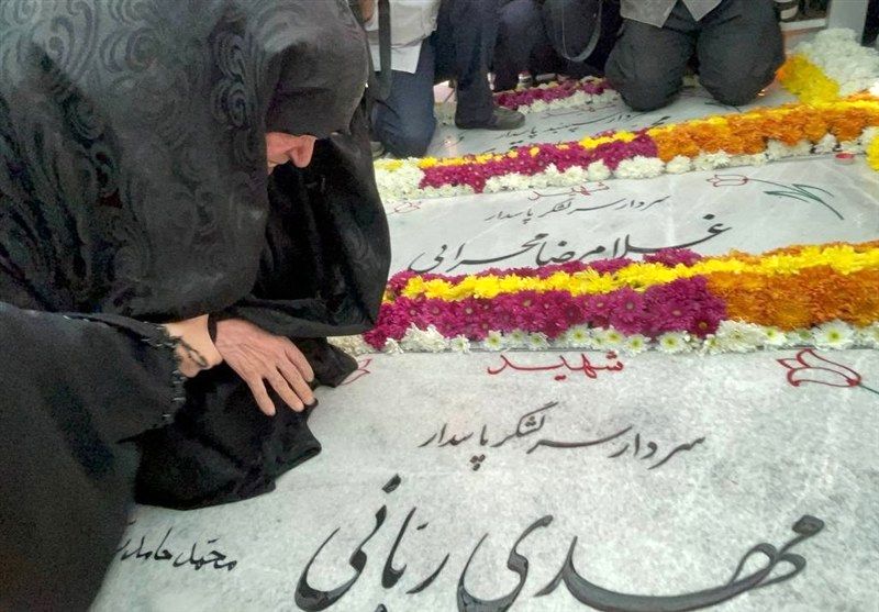 اولین حضور مادر شهید سردار مهدی ربانی بر سر مزار پسرش / دعا کنید راه امام و رهبری را ادامه دهیم + فیلم