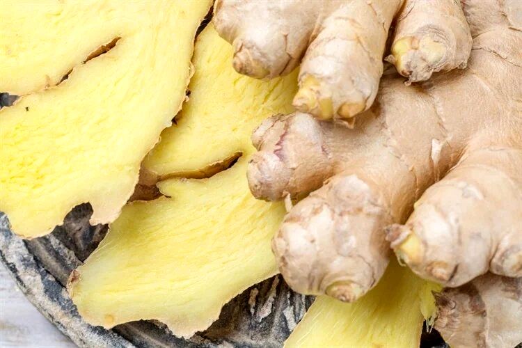 ۴ ادویه‌ای که به رفع یبوست کمک می‌کنند؛ از زنجبیل تا دارچین