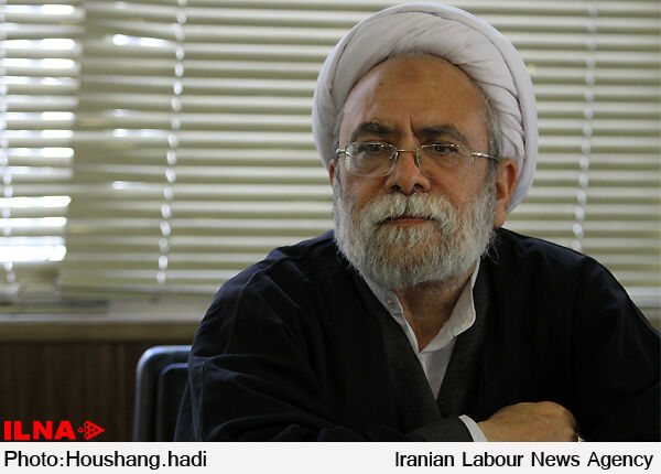 دولت خودش را از مهره های انحرافی پاکیزه کند / آدم جمع کنی برای نمازهای جمعه در دولت قبل