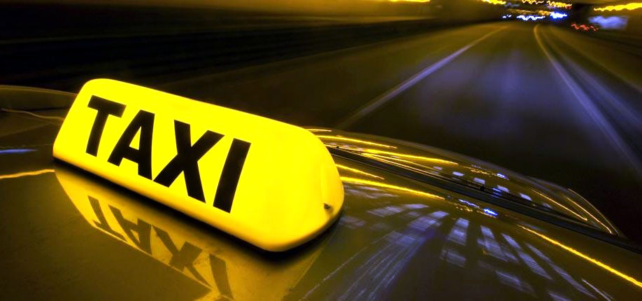 مشهور شدن راننده تاکسی اینترنتی به خاطر ارائه منویی عجیب به مسافران
