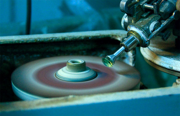 سنگ‌های قیمتی که در بازارهای صادراتی غریبه ماندند / تغییر مسیر فرآوری «سنگ‌های قیمتی» از کارگاه به کارخانه