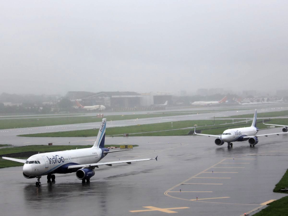 اختلال در پروازهای فرودگاه بمبئی هند به دلیل بارش شدید باران