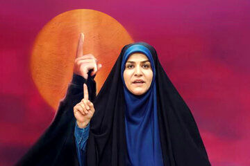 خبرنگار آمریکایی در کنار سحر امامی در مقابل ساختمان شیشه‌ای + عکس