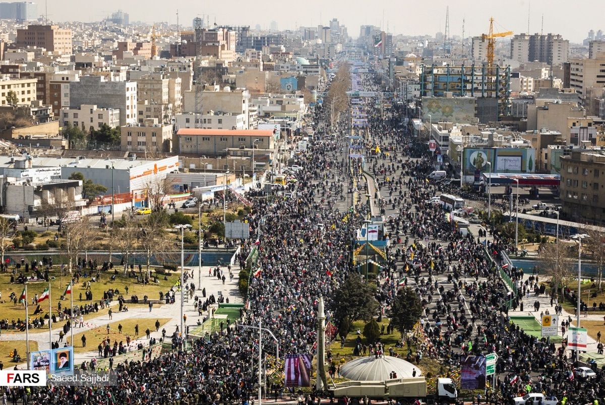 عکسی از هادی خامنه‌ای در مراسم ۲۲ بهمن 
