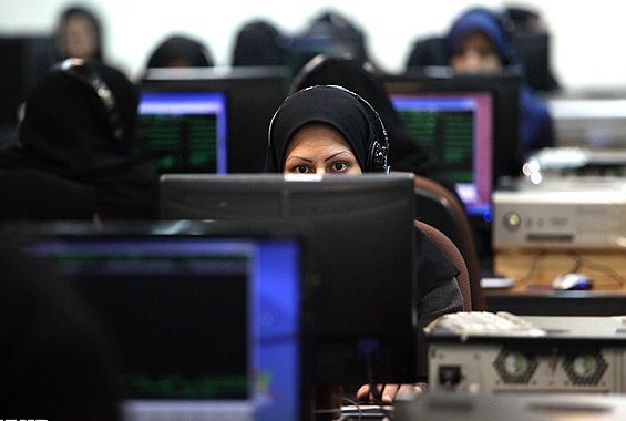 کار برابر، دستمزد نابرابر/ زنان ایرانی ۳۰ درصد کمتر از مردان حقوق می‌گیرند