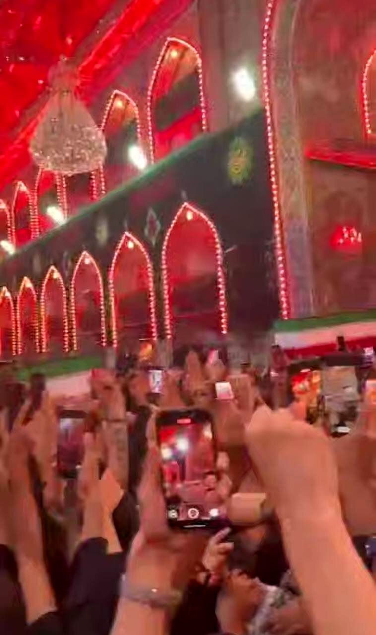 ورودی پیکرهای مطهر شهدای خانواده رهبر شهید انقلاب به حرم سیدالشهداء + تصاویر
