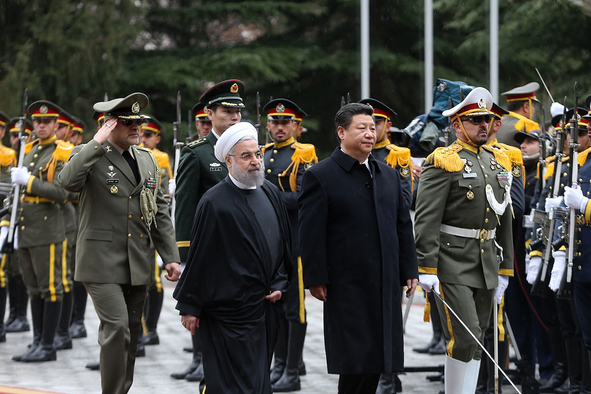 استقبال بارانی روحانی از شی جین‌پینگ/ مذاکرات خصوصی 2 رئیس‌جمهور آغاز شد