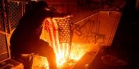 به آتش کشیده شدن پرچم آمریکا در اعتراضات پورتلند 