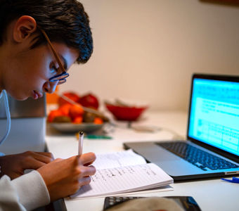 تعطیلی مدارس چقدر جیب خانواده‌ها را خالی می‌کند؟ | «کلاس آنلاین» در هوای آلوده یعنی یک دردسر پنهان و پرهزینه