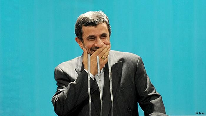 چت کردن احمدی‌نژاد با روزنامه‌نگار زن جوان فلسطینی در توئیتر +عکس