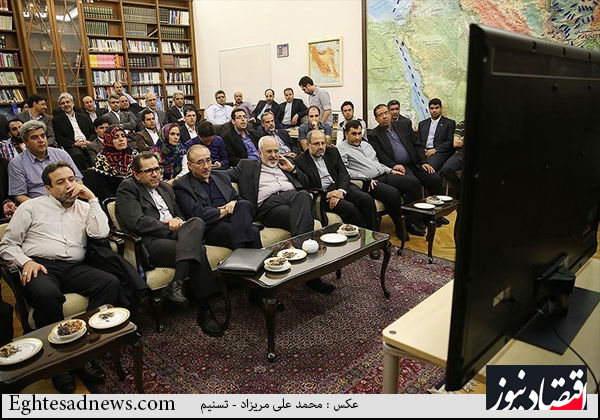 تماشای  فوتبال ایران و نیجریه توسط ظریف و تیم مذاکره کننده هسته ای در وین