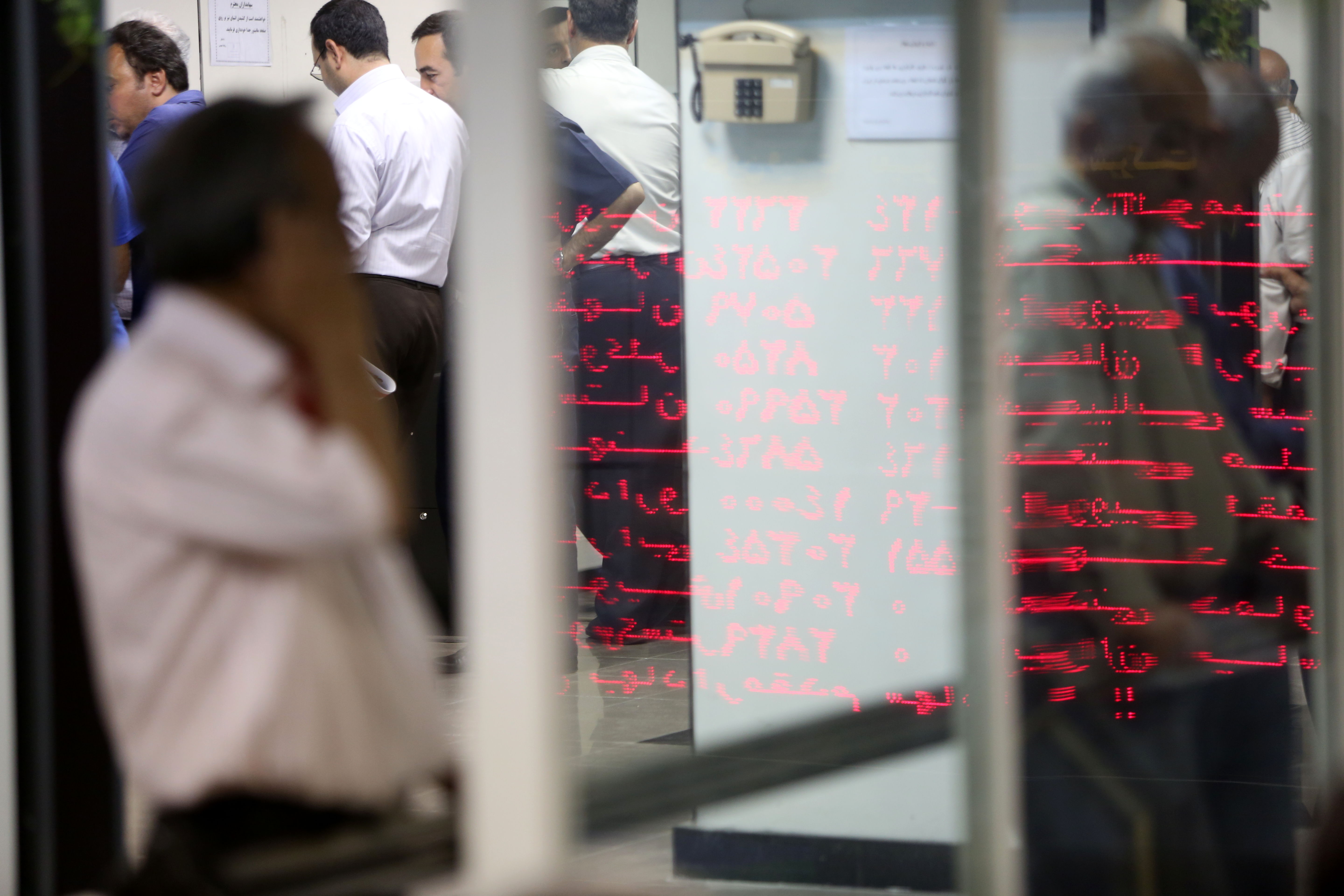 گزارشی از حضور در بازار شلوغ امروز بورس/روز پرهیاهوی بورس