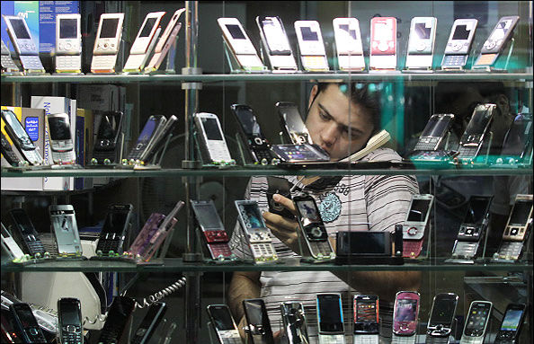 انتقاد از مصوبه جدید دولت در باره واردات موبایل/ فساد تازه ای را بنیان نهاده اید