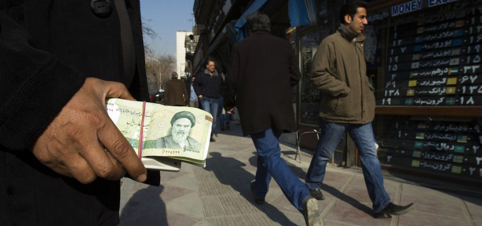 تقلب دلار آزاد از دست دلار بانکی/ دلار آزاد به 3270 تومان کاهش یافت