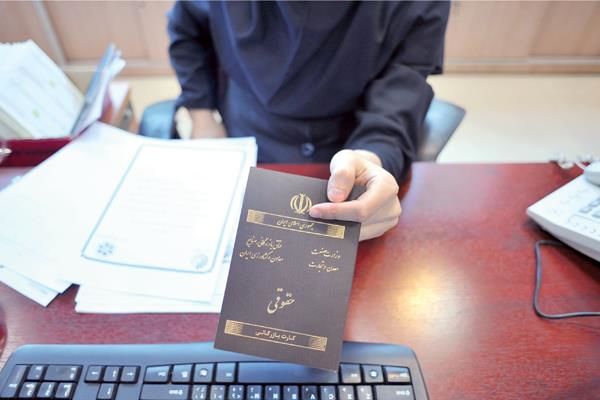 ناگهان بازار کارت های بازرگانی داغ شد / شائبه انتخاباتی بودن افزایش کارت های بازرگانی