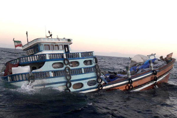 یک لنج باری در مسیر دبی- گناوه غرق شد/ ۶ خدمه نجات یافتند