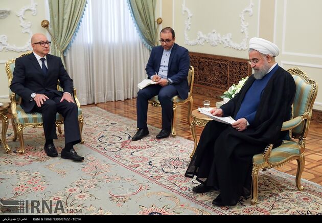 تقدیم استوارنامه سفرای جدید به روحانی