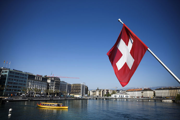 زوج مسلمان به‌خاطر دست ندادن با جنس مخالف از دریافت حق شهروندی در سوئیس محروم شدند
