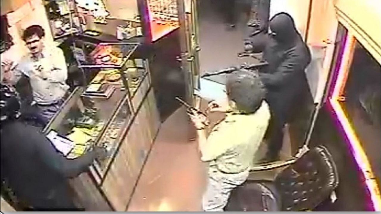 سرقت مسلحانه از طلافروشی در قم / غفلت صاحب مغازه کار دستش داد