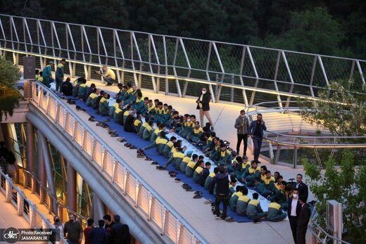 سفره 270 متری افطاری بر روی پل طبیعت تهران+عکس‌ها
