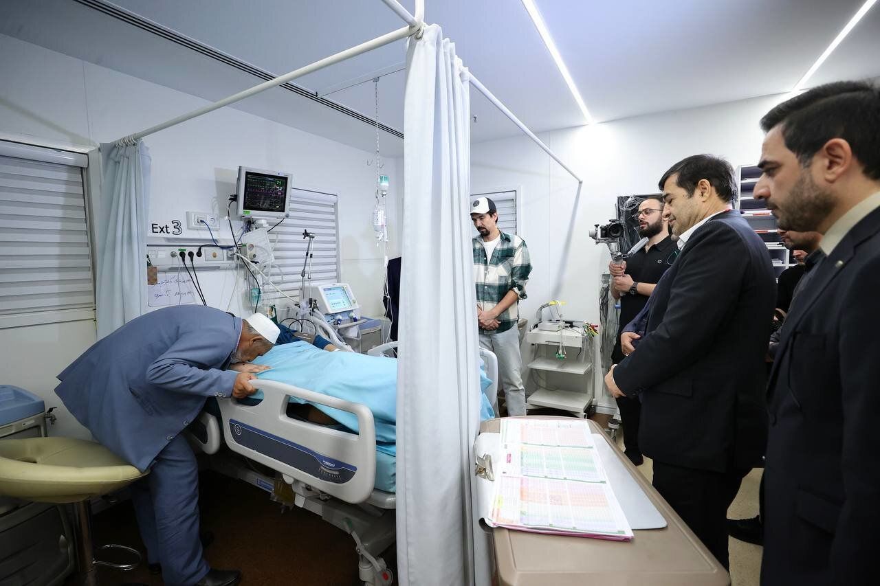 تصویری دردناک از صابر کاظمی و پدرش / پاشو پسرم... لطفاً پاشو + عکس 2