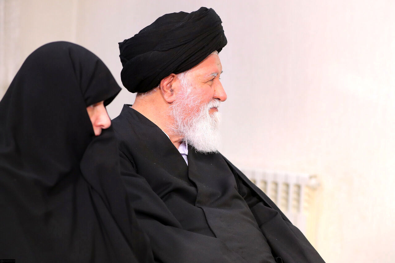 روایت جمیله علم الهدی از حادثه سقوط بالگرد ابراهیم رئیسی | رهبر انقلاب صراحتاً از من خواستند که در امور اجرایی و مدیریتی دولت دخالت نکنم | تصویر برخی رسانه‌ها از پدرم با واقعیت شخصیت او فاصله دارد