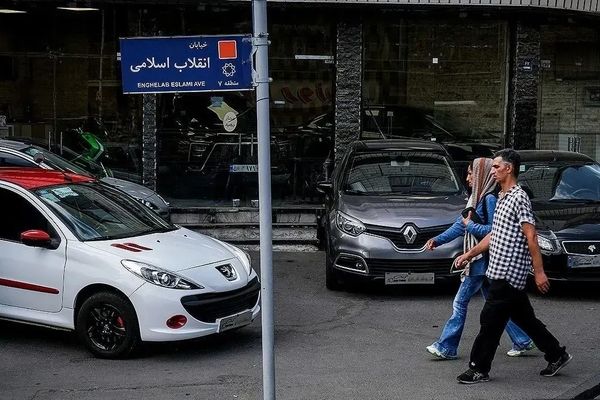 بازار خودرو؛ معلق بین جهش یا ریزش قیمت | کاکایی: آینده بازارها وابسته به نتایج پایان جنگ است | برای تأمین قطعات باید مسیر جایگزین دبی پیدا کنیم