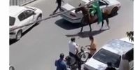 دستگیری مرد اسب سوار شمشیر به دست در خیابان