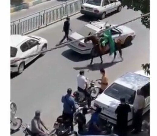 دستگیری مرد اسب سوار شمشیر به دست در خیابان