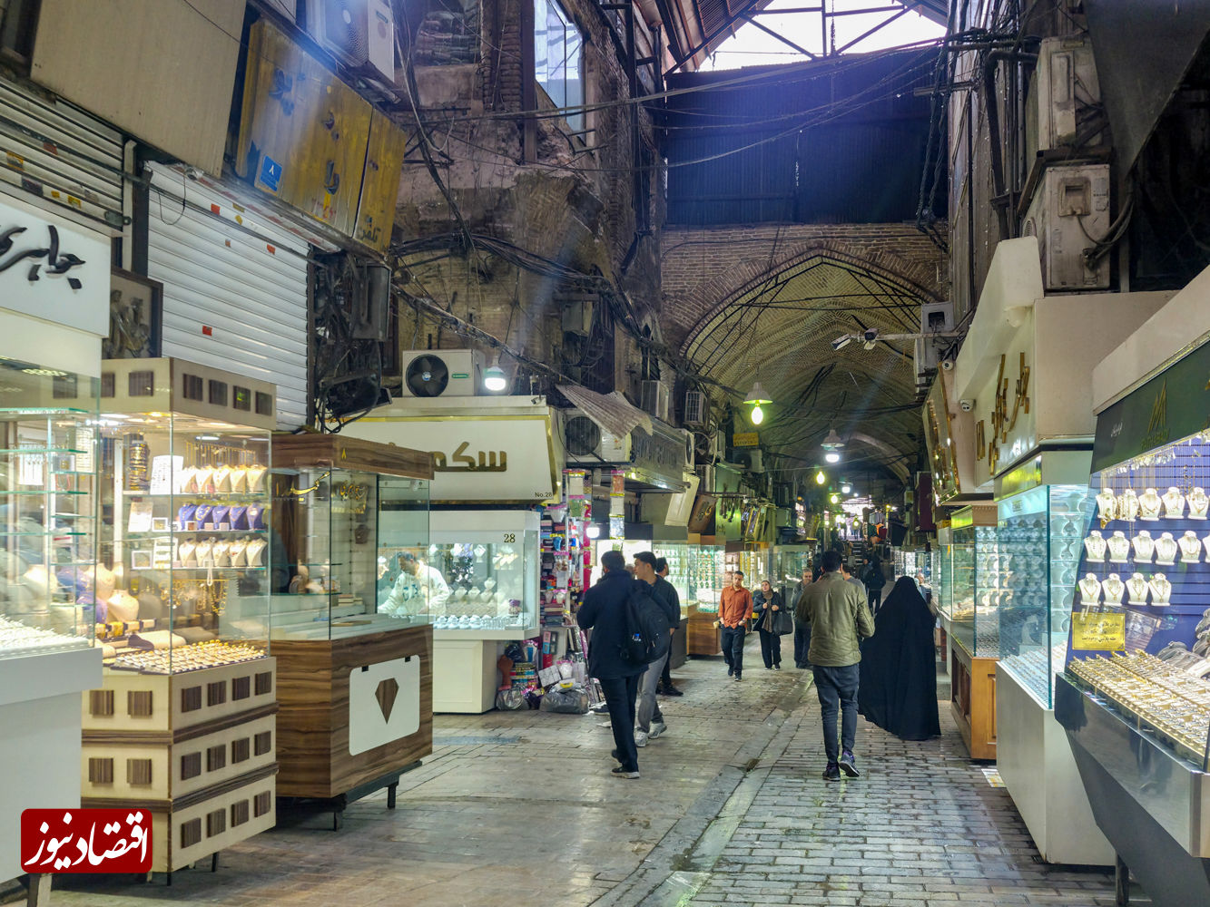 اینجا بازار بزرگ تهران؛ کرکره‌ها بالاست اما دخل‌ها آب رفته است | سبزه میدان فعلا جان ندارد |  مردم می‌آیند اما نه برای خرید!