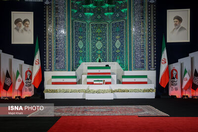 قرار گرفتن پیکر رهبر شهید انقلاب و خانواده شهیدشان در جایگاه برای وداع مردم+ فیلم