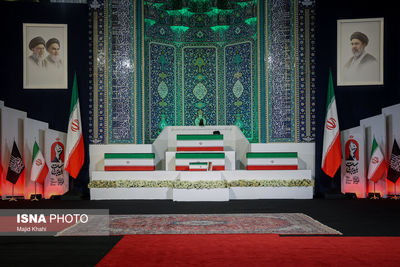 قرار گرفتن پیکر رهبر شهید انقلاب و خانواده شهیدشان در جایگاه برای وداع مردم+ فیلم