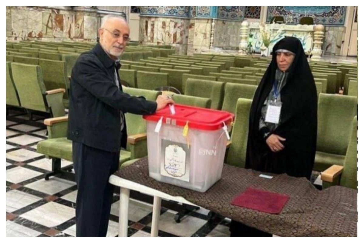 علی اکبر صالحی رای خود را به صندوق انداخت